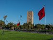 Ein Turm, im Vordergrund eine rote Flagge.