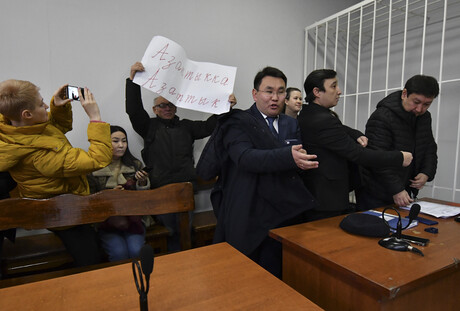 Medienschaffende während Anhörungen im Verfahren gegen den Senden Radio Azattyk