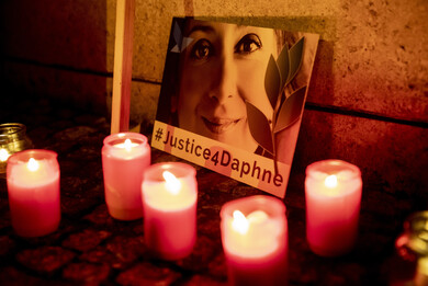 Kerzen vor einem Bild von Daphne Caruana Galizia auf einer Mahnwache anlässlich ihres Todestags. 