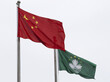 Im Vordergrund die Flagge von China, im Hintergrund die Flagge von Macau
