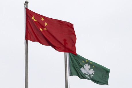 Im Vordergrund die Flagge von China, im Hintergrund die Flagge von Macau