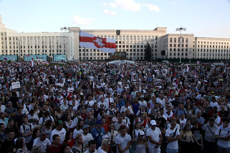 Protestierende meiner eine Massendemo in Belarus.