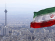 Zu sehen ist im Vordergrund die iranische Flagge, im Bildhintergrund erhebt sich Teheran, die Hauptstadt des Irans.