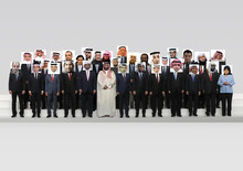 Die Regierungs- und Staatsoberhäupter nebeneinander; anstelle ihrer eigentlichen Gesichter sind jedoch die der in Saudi-Arabien inhaftierten Medienschaffenden zu sehen