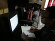Zu sehen ist ein Journalist vor einem Computer in einem Redaktionsraum auf den Philippinen. © picture alliance / dpa | Rolex Dela Pena