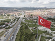 Blick auf eine Stadt, im Vordergrund weht die türkische Flagge