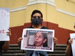 Eine Frau hält ein Protestschild mit dem Bilder von der ermordeten Journalistin Regina Martinez in die Kamera