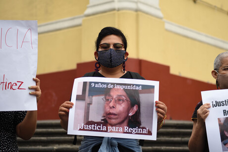 Eine Frau hält ein Protestschild mit dem Bilder von der ermordeten Journalistin Regina Martinez in die Kamera