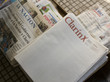 Mehrere Zeitungsstapel liegen nebeneinander; darunter ist auch die Tageszeitung Clárin
