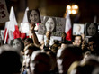 Demonstrierende halten Bilder von Daphne Caruana Galizia hoch