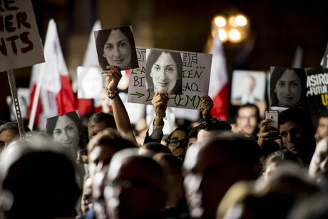 Demonstrierende halten Bilder von Daphne Caruana Galizia hoch
