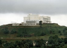 Weißes Gebäude auf einem Hügel.