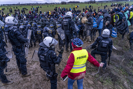 Gewalttätige Auseinandersetzungen zwischen Tausenden Demonstrierenden und der Polizei, nach einer Demo gegen den Abriss des Braunkohle Dorfs Lützerath.