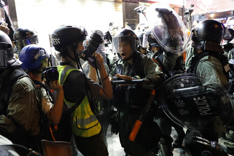 Medienschaffende werden bei einer Demonstration in Hongkong von Einsatzkräften bedrängt 