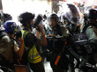 Medienschaffende werden bei einer Demonstration in Hongkong von Einsatzkräften bedrängt 