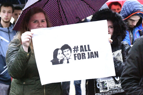 Demonstrierende zeigen ein Schild mit der Aufschrift "#All for Jan"
