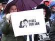 Demonstrierende zeigen ein Schild mit der Aufschrift "#All for Jan"