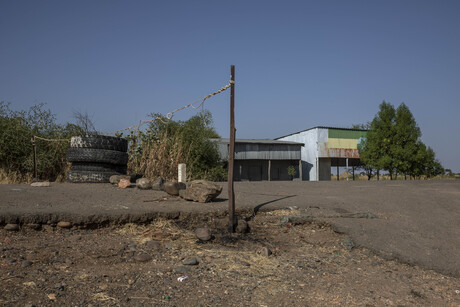 Die Grenze zwischen Äthiopien und Sudan wird nur von einem Band, ein paar Autoreifen und Steinen markiert