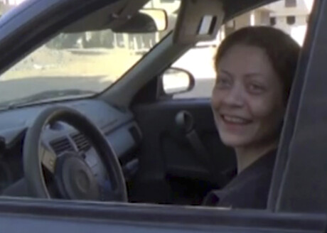Die syrische Journalistin Razan Zaitouneh in einem Auto, Aufnahmedatum unbekannt.