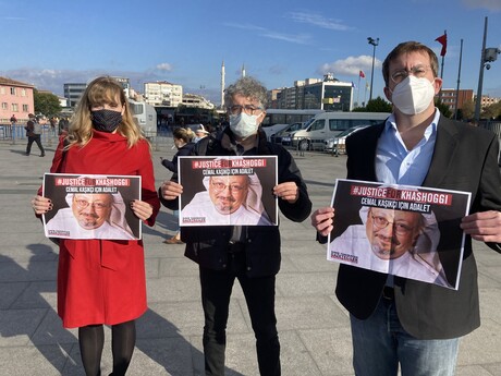 Rebecca Vincent, Erol Önderoglu und Christian Mihr halten Plakate mit Jamal Khashoggi hoch