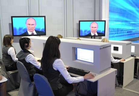 Putin auf Bildschirmen