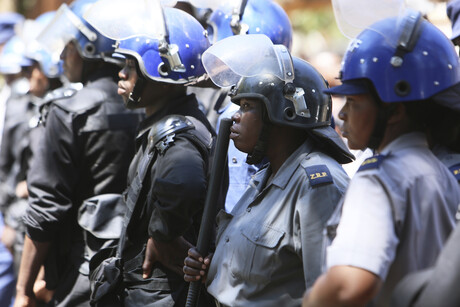 Polizeikräfte in Simbabwe stehen nebeneinander in einer Reihe 