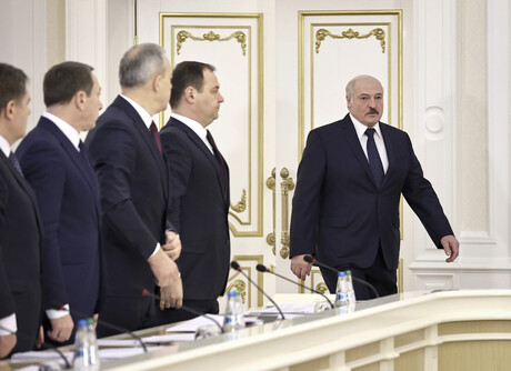 Der belarusische Präsident Alexander Lukaschenko nimmt an einem Treffen über die Arbeit der Wirtschaft im laufenden Jahr in Minsk, Belarus teil. Neben ihm stehen weitere Politiker.