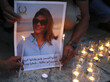 Die Journalistin Schirin Abu Akle ist auf einem Foto zu sehen, das in die Nähe von Kerzen gehalten wird.. © Hazem Bader / AFP