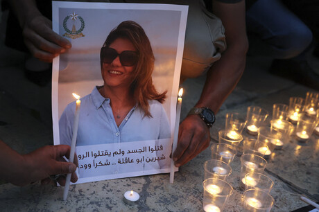 Die Journalistin Schirin Abu Akle ist auf einem Foto zu sehen, das in die Nähe von Kerzen gehalten wird.. © Hazem Bader / AFP