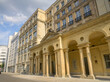 Blick auf das Gebäude des Bundesministeriums der Justitz, von der Straße aus. Der Eingang besteht aus einem auffallenden Portal und ist mit Säulen bestückt.