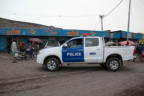 Straßenszene mit Polizeiauto im Osten der Demokratischen Republik Kongo