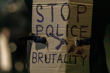 Plakat mit der Aufschrift: "Stop police brutality"
