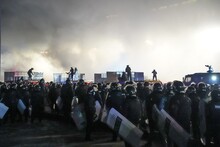Eine Aufnahme einer Demonstration in Kasachstan. ©picture alliance  ASSOCIATED PRESS Vladimir Tretyakov