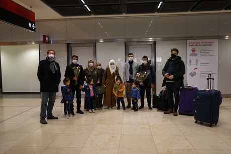 Die syrischen Journalistinnen und Journalisten bei der Ankunft im Flughafen in Berlin.