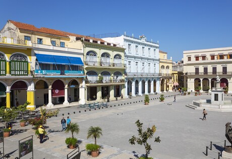 Platz mit bunten Gebäuden in der kubanischen Hauptstatd Havanna 