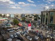 Eine große Straße in der Hauptstadt Hargeysa ist von Gebäuden und Autos umzingelt