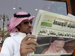 Ein Mann in Riad beim Zeitunglesen.