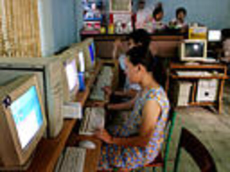 Internet-Café in Vietnam  (c): AP