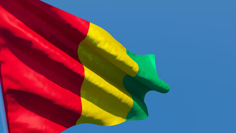 Eine Flagge mit je einem roten, gelben und grünen senkrechten Balken.