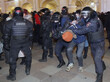 Anti-Kriegs-Proteste in Russland. Zu sehen sind Demonstranten, die von Sicherheitskräften weggetragen werden. picture alliance / EPA / ANATOLY MALTSEV
