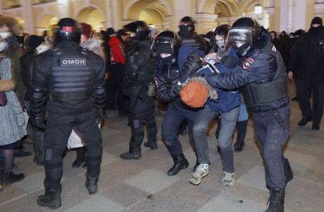 Anti-Kriegs-Proteste in Russland. Zu sehen sind Demonstranten, die von Sicherheitskräften weggetragen werden. picture alliance / EPA / ANATOLY MALTSEV