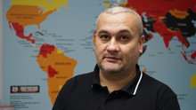 Bobomurod Abdullaev zu Besuch bei Reporter ohne Grenzen