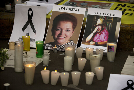 Kerzen und Fotos wurden im Gedenken an Miroslava Breach und Javier Valdez aufgestellt