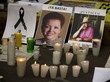Kerzen und Fotos wurden im Gedenken an Miroslava Breach und Javier Valdez aufgestellt