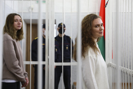 Kazjaryna Andrejewa (rechts) und Darja Tschulzowa (links) stehen hinter weißen Gitterstäben