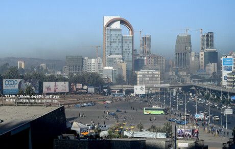 Hochhäuser an einem großen Platz in Addis Abeba