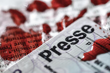 Symbolbild: Journalisten in Gefahr. Ein Bild eines Presseausweises, getränkt von Blut. ©picture alliance / Bildagentur-online/Ohde | Bildagentur-online/Ohde