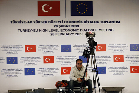 Kameramann vor Pressekonferenz in Istanbul