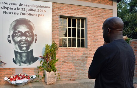 Am Jahrestag des Verschwindens von Jean Bigirimana steht ein Mann in Bujumbura vor einer Gedenktafel für den burundischen Journalisten (21.07.2017).