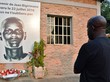 Am Jahrestag des Verschwindens von Jean Bigirimana steht ein Mann in Bujumbura vor einer Gedenktafel für den burundischen Journalisten (21.07.2017).
